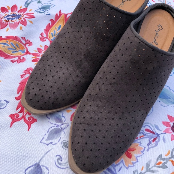 QUPID SLIP ON MULES - Picture 3 of 6